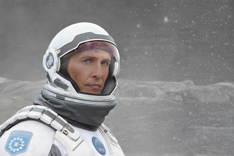 ">>Interstellar<< zachwyca wizualnie, rozczarowuje scenariuszowo. Z jednej strony to przeciwieństwo amerykańskiego blockbustera - film jest niemiłosiernie długi (blisko 3 godziny), jednak rozwleczenie tego materiału na tyle minut jest zupełnie zbędne. Deus ex machina w pewnych momentach aż bije po oczach i powoduje tylko złość. A niestety - dopracowanie techniczne nie wystarcza, gdy fabuła jest tak pretensjonalna" (Jędrzej Bukowski, Stopklatka.pl)