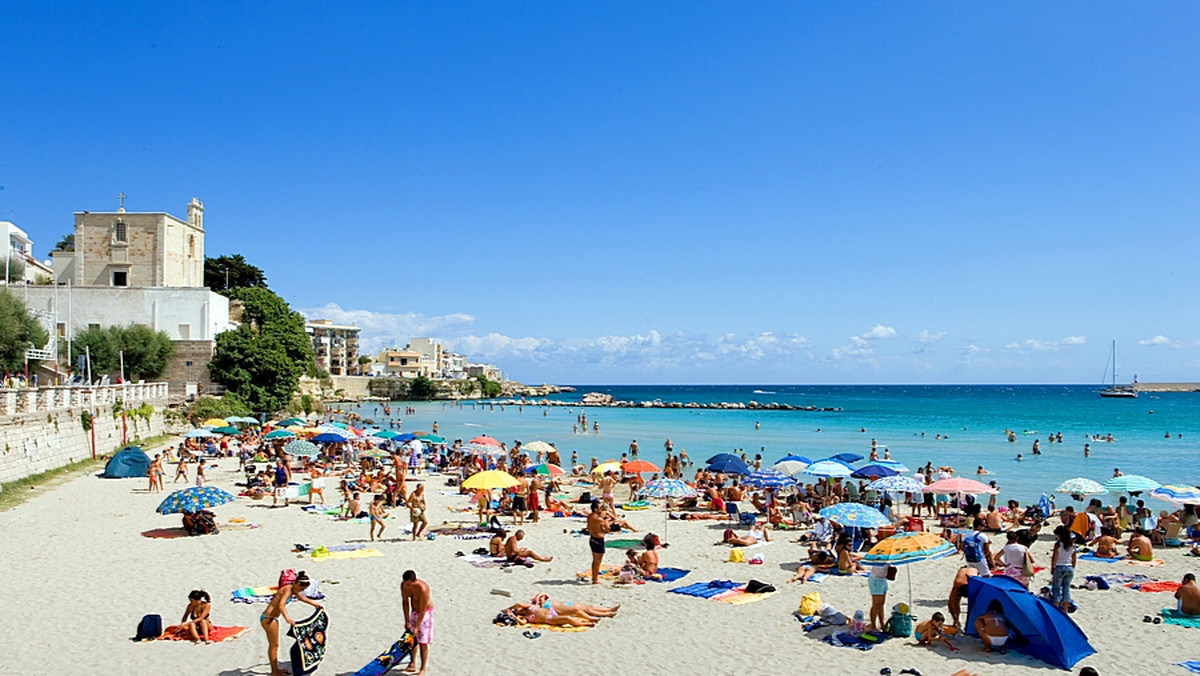 Plażowe popielniczki otrzymali w czwartek w prezencie czytelnicy włoskiego dziennika "Corriere della Sera". Mała plastikowa zielona koperta na zatrzask to element kampanii ekologicznej przeciwko pladze niedopałków, zostawianych nad morzem.