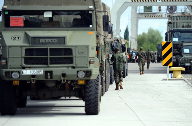 Są to pierwsze w 2016 r. ćwiczenia przerzutu tzw. szpicy. W ten sposób NATO chce wypróbować plan szybkiego reagowania na wypadek konieczności udzielenia pomocy Polsce i krajom bałtyckim. W tym roku trzon szpicy tworzy Hiszpania (7. Brygada Lekkiej Piechoty 'Galicia'). 

 <br><br> (mb/mr) PAP/Marcin Bielecki