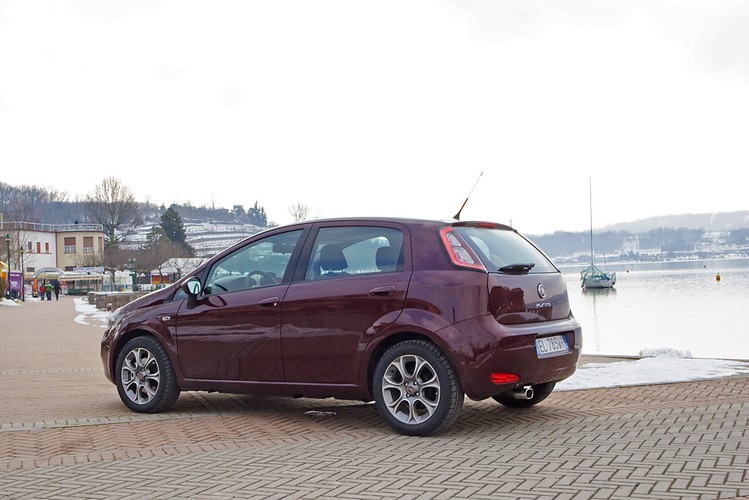 Z tyłu również wyrugowano plastikowy panel, na rzecz lakierowania w kolorze nadwozia całego zderzaka. Być może jest to nieco mniej praktyczne niż chroniące przed zadrapaniami w wielkomiejskim ruchu tworzywo, niemniej trzeba przyznać, że w nowej odsłonie Punto zyskało na urodzie i wydaje się bardziej spójne stylistycznie niż jego poprzednik