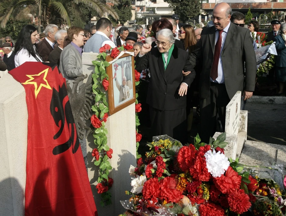 Nedžmija na grobu Envera Hodže