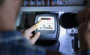 MF: Dzięki obniżce akcyzy na energię gospodarstwa domowe zaoszczędzą 240 mln zł