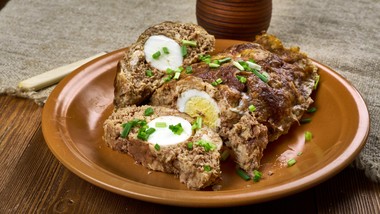 pieczeń rzymska z jajkiem, efektowne i oszczędne danie na wielkanoc