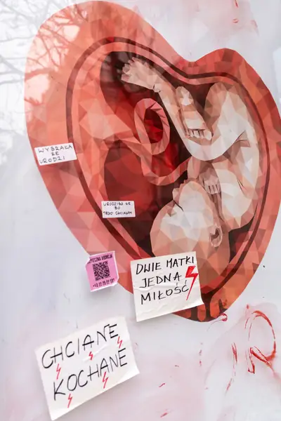 Plakat wykorzystany przez organizację pro life na ulicach Krakowa, fot. Getty Images / NurPhoto / Contributor