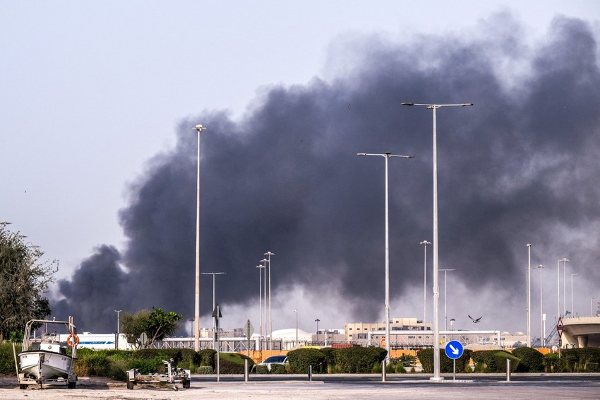 Dim iznad luke Zajed nakon iranskog udara na Abu Dabi 1. marta