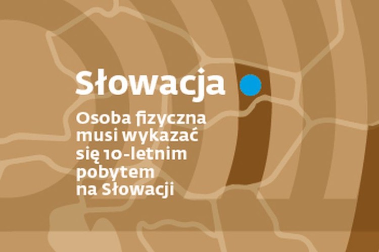 <b>Słowacja</b>
<br>
<br>
Nowe przepisy o obrocie gruntami obowiązują od 1 czerwca 2014 r., czyli od czasu, kiedy skończył się w tym kraju okres przejściowy na zakup ziemi przez cudzoziemców. Zgodnie z nimi potencjalny nabywca ziemi musi spełniać dwa warunki. 
<br>
<br>
Po pierwsze, jeśli jest osobą fizyczną, musi wykazać się 10-letnim pobytem na Słowacji. Firmy zaś mogą nabywać grunty dopiero wtedy, gdy od momentu ich rejestracji w kraju również minęło 10 lat. Po drugie, ustawa nakłada obowiązek udokumentowania, że w okresie co najmniej trzech  lat przed zgłoszeniem zamiaru zakupu potencjalny nabywca prowadził działalność gospodarczą lub pracował w rolnictwie. 
<br>
<br>
Dodatkowo obowiązuje procedura pierwokupu. Pierwszeństwo do wystawionego na sprzedaż gruntu mają osoby z terenu danej gminy, a jeśli nie znajdą się chętni – z terenów gmin ościennych. Ostatecznie oferta trafia jeszcze na specjalny serwis internetowy prowadzony przez resort rolnictwa.