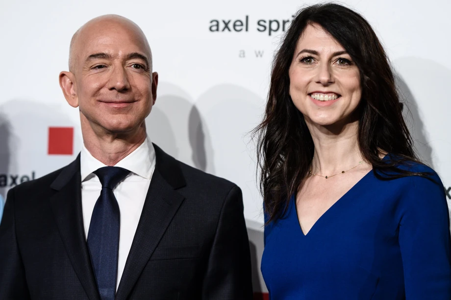 Mackenzie Scott, która w lipcu zmieniła swoje nazwisko z Bezos, otrzymała 4 proc. udziałów w Amazonie po rozwodzie z Jeffem Bezosem w 2019 r., 