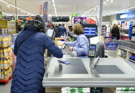 Załadowali wózek produktami za około dwa tys. zł. Kasjerka naliczyła tylko kilka złotych