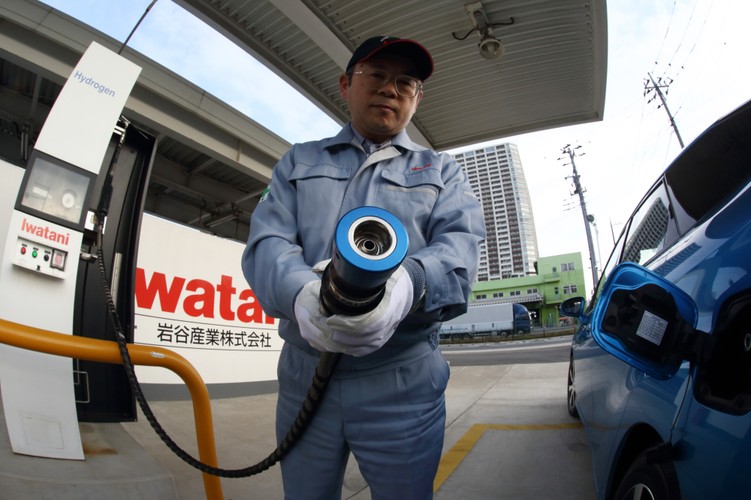 Toyota Mirai ma zasięg konwencjonalnego sedana (ok. 480 km) i może być zatankowana w mniej niż pięć minut.