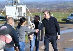 Predsednik Srbije Aleksandar Vučić došao je danas u posetu porodici Janković u selu Tolić