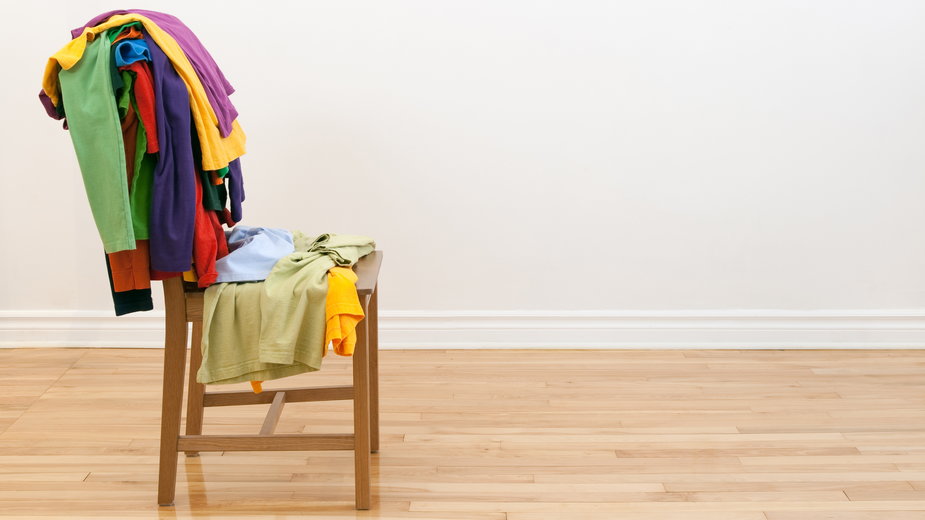 Twoje ubrania lądują zawsze pod koniec dnia na krześle zamiast w szafie? Mamy na to sposób