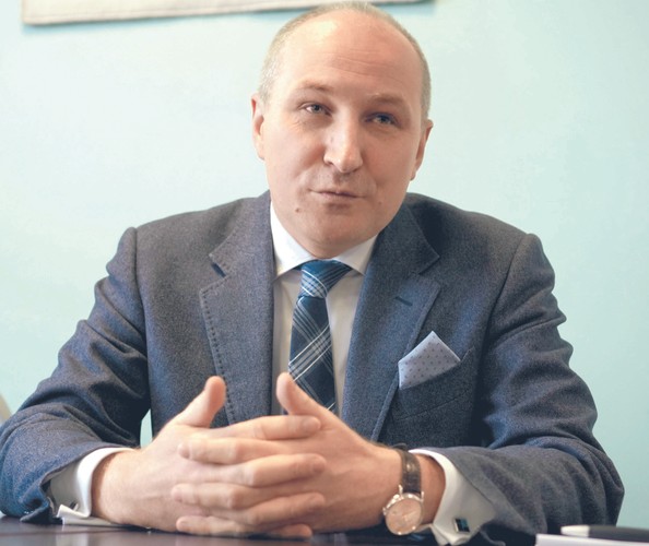 <strong>43. Maciej Szpunar</strong>
<br></br>
rzecznik generalny Trybunału Sprawiedliwości UE
<br></br>
To człowiek, który musi być w naszym rankingu w każdym roku, bo na to w pełni zasługuje. Niestety to zarazem ten przypadek, gdy w zasadzie z roku na rok można by kopiować uzasadnienie z poprzedniego opracowania. Profesor Szpunar jest bowiem wybitnym ekspertem, którego doceniono wiele lat temu w strukturach unijnych. To osoba, której opinie na temat spraw wniesionych do trybunału czyta się z przyjemnością, bo są pisane w sposób jasny, a niekiedy też zabawny. W 2019 r. pióro mu się nie stępiło. 
<br></br>
Warto podkreślić, że awansował na pierwszego rzecznika generalnego, który nie tylko opiniuje, lecz także rozdziela pracę innym. Jest specjalistą od spraw z zakresu nowych technologii, których do trybunału trafia coraz więcej. 
<br></br>
PSŁ