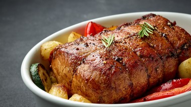 schab ze śliwką, klasyk na wielkanoc. pieczony schab z „oczkiem” ze śl