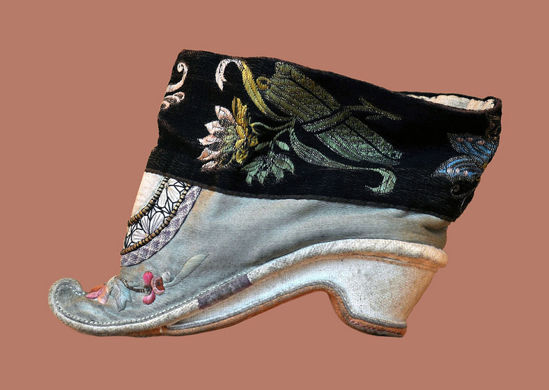 Tak zwane lotusowe buciki z XVIII wieku