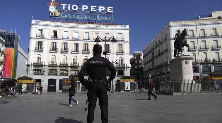 Alig néhány ember a madridi Puerta del Sol téren 2020. március 14-én. / Fotó: MTI/AP