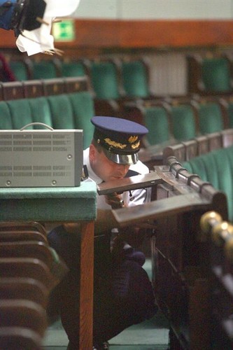 warszawa 24 08 2007sejm obrady sejmu , straz marszalkowska wyprasza dziennikarzy i sprawdza czy na sali obrad niezostaly zadne urzedzenia nagrywajace , Marszalek sejmu zarzadzil tajnosc obradfot Rafal Meszka