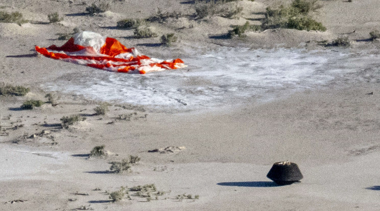 A kapszula és piros-fehér főernyője, amely végül megmentette. A dolgok mehettek volna rosszabbul, és akkor a NASA hatalmas ára fizetett volna, amely nem csak az irgalmatlanul drága minta elpusztulásában, hanem a helyrehozhatatlan erkölcsi kárban is megmutatkozott volna. / Fotó: NorthFoto/Keegan Barber/Nasa