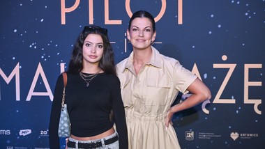 córka znanego aktora olśniewa na premierze filmu. wyrosła na piękność