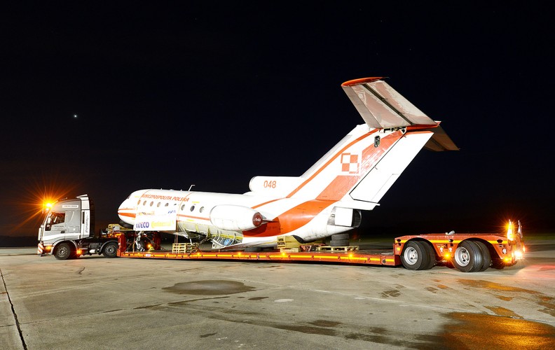 IVECO Stralis i samolot Jak-40