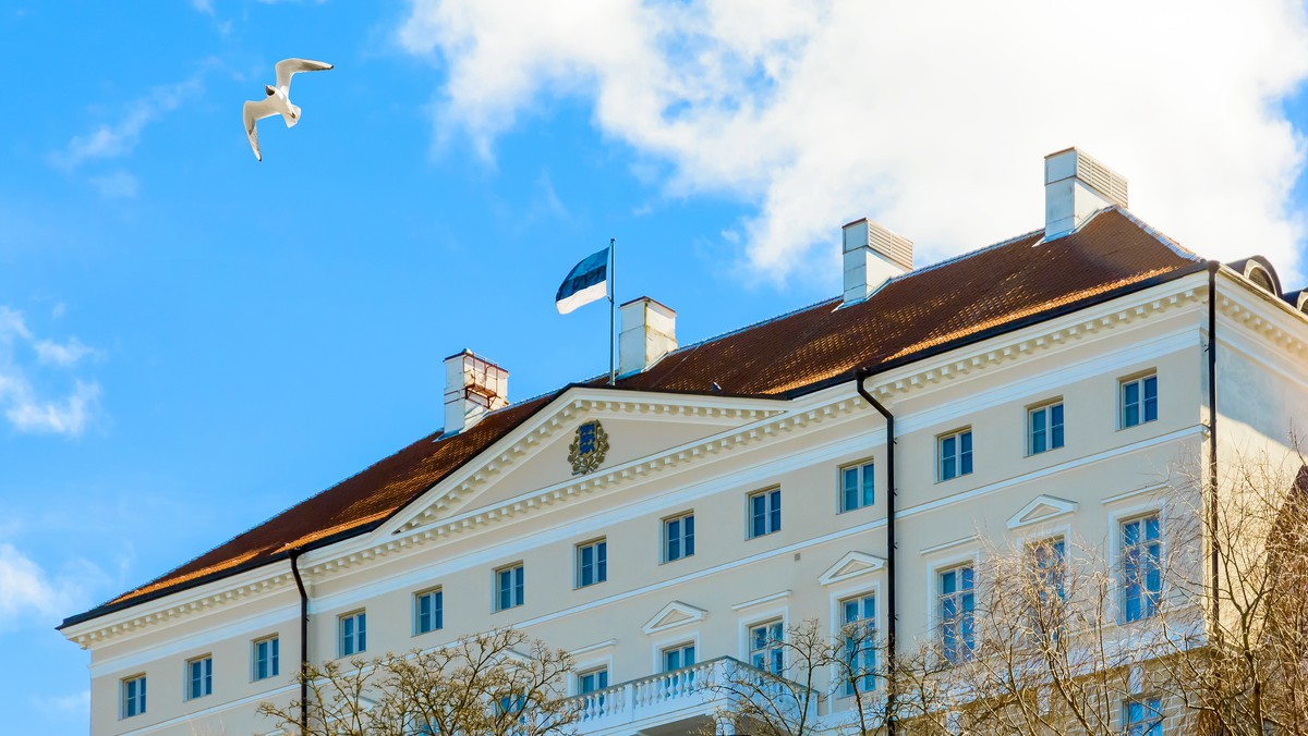 100 lat temu Estonia odzyskała niepodległość. Tylko formalnie, bo od wieków była zbyt łakomym kąskiem, by móc suwerenność przypieczętować na lata. Dziś kraj, który łączy z Polską więcej, niż mogłoby się wydawać, obchodzi wyjątkową rocznicę. Rozwój Estonii w ostatnich latach uprawnia do tego, by niebiesko-czarno-białą flagę wywiesić wysoko. W rozmowie z Onetem Kazimierz Popławski, redaktor "Przeglądu Bałtyckiego", pokazuje, że w historii tego kraju i Polski doszukamy się wielu podobieństw.