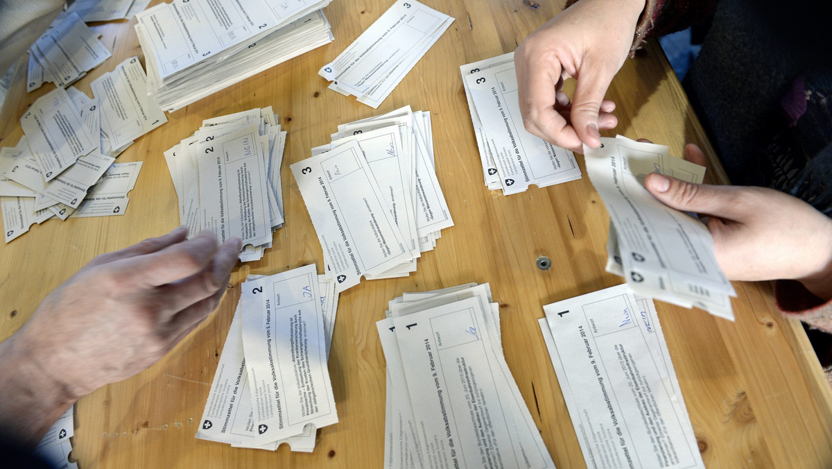 W dzisiejszym referendum w sprawie ograniczenia masowej imigracji podwójna większość Szwajcarów opowiedziała się za przywróceniem limitów dotyczących zagranicznych pracowników. Według oficjalnych wyników chce tego 50,3 proc. wyborców i większość kantonów.