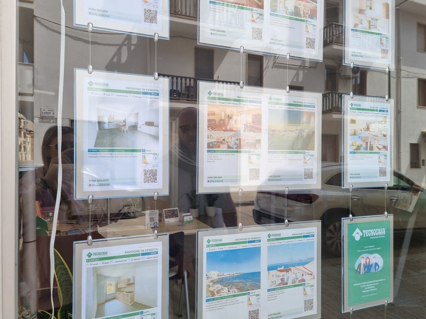 Ostrvo koje privlači putnike belim peskom, tirkiznim morem, luksuznim letovalištima