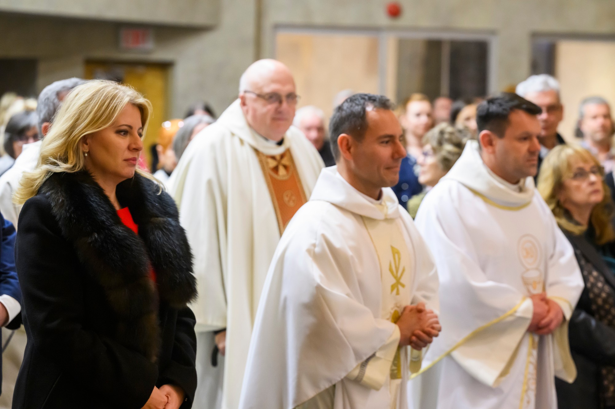 Čaputová (vľavo) počas stretnutia s krajanmi po svätej omši v kostole sv. Cyrila a Metoda v Mississauge na predmestí Toronta.