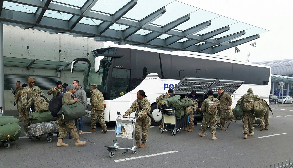 Lotnisko w Poznaniu. Przesiadka amerykańskich wojskowych z samolotu do autobusu