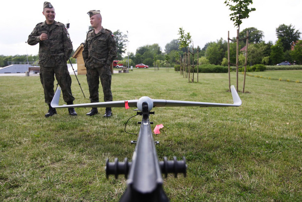 Samolot bezzałogowy Dron na wyposażeniu polskiej armii.