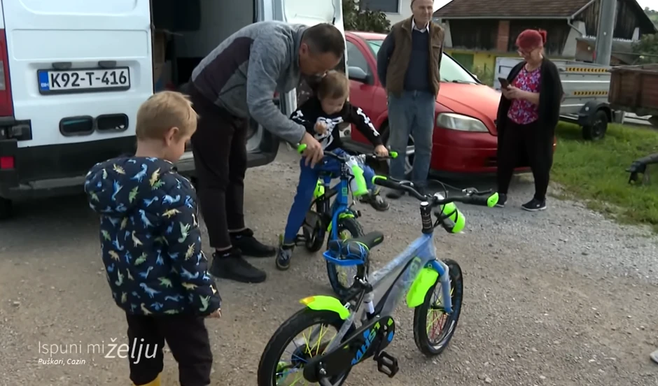 Mališani dobili i bicikle na poklon