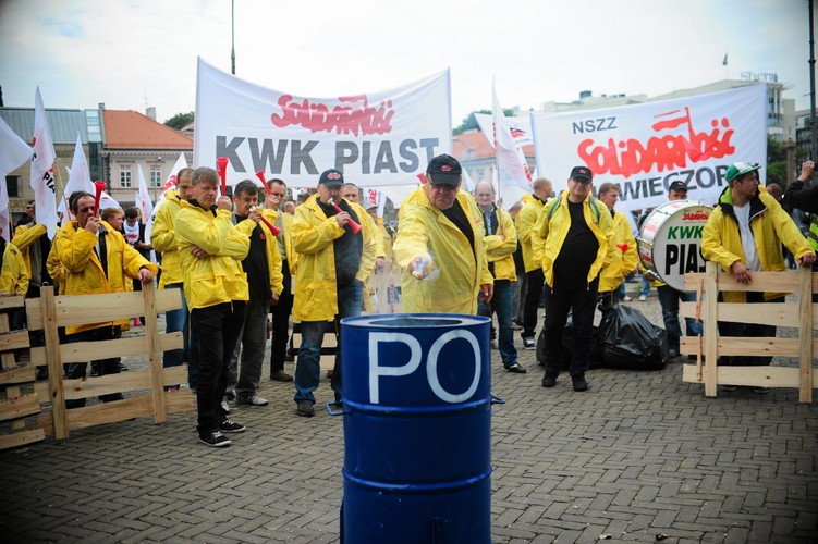 Związkowcy pod Ministerstwem Gospodarki