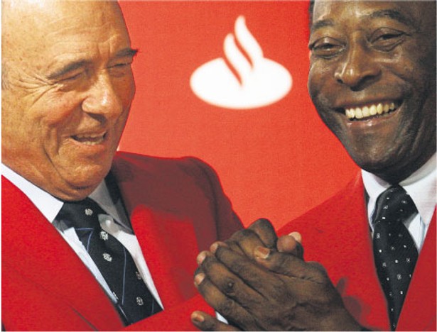Santander stawia na sport. Tu jego szef Emilio Botin i Pele Fot. AFP