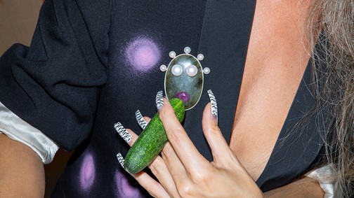 Elgondolkodtató, humoros és látványos ékszerek: ismerd meg Lőrincz Réka kortársékszer tervezőt