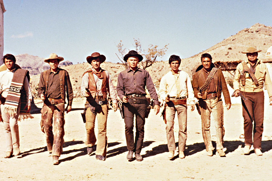 Yul Brynner jako Chris Adams w filmie "Powrót siedmiu wspaniałych" (1966). Na zdjęciu także: Jordan Christopher, Robert Fuller, Julián Mateos, Claude Akins, Warren Oates i Virgilio Teixeira 