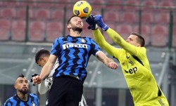 Derby d'Italia dla Interu. Szczęsny nie zatrzymał Vidala i Barelli