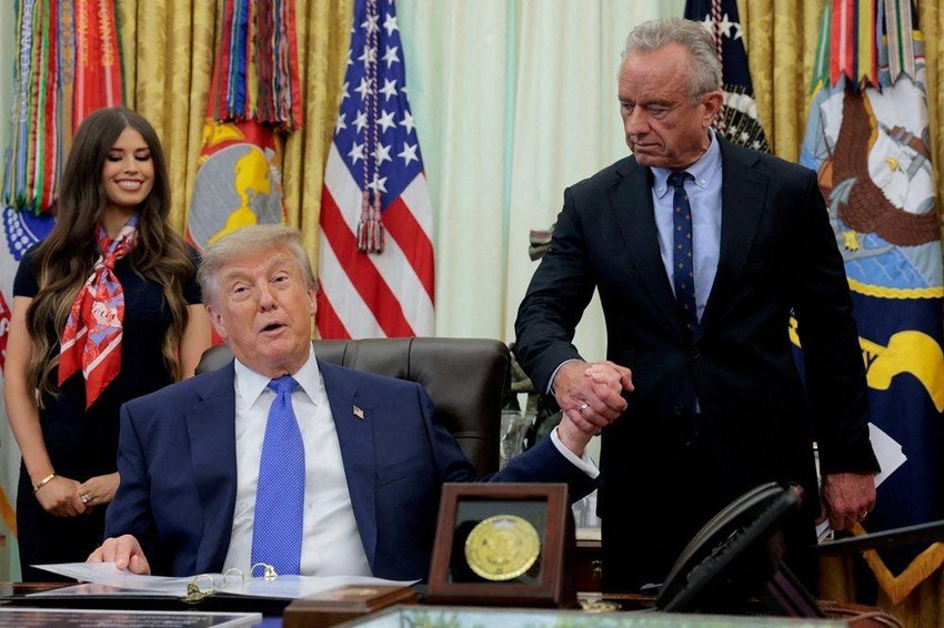 Tramp i sekretar za zdravstvo Robert Kenedi Mlađi | Foto: REUTERS/Kylie Cooper