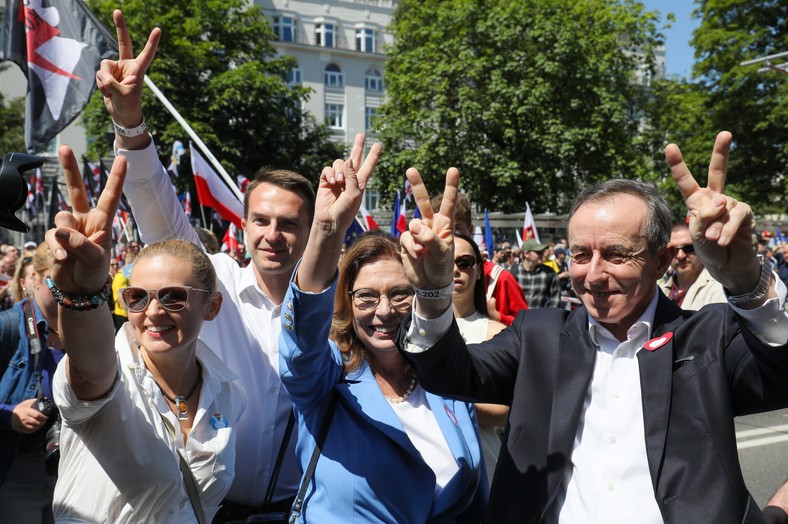 Marszałek Senatu Tomasz Grodzki (P), wicemarszałek Sejmu RP Małgorzata Kidawa-Błońska (2P), posłanka Barbara Nowacka (L) i poseł Adam Szłapka (2L) podczas Marszu 4 Czerwca w Warszawie