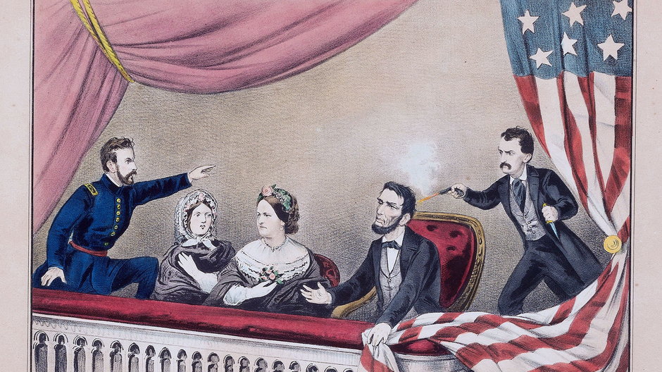 Jeden z najbardziej znanych zamachów na głowę państwa – zwolennik Konfederacji John Wilkes Booth strzela do prezydenta USA Abrahama Lincolna 14 kwietnia 1865 r., kilka dni po kapitulacji wojsk konfederackich. Wybrany demokratycznie Lincoln był dla Bootha i wielu zwolenników niewolnictwa tyranem, który dążył do zniszczenia Południa. Po zamachu, uciekając z miejsca zbrodni, Booth krzyknął więc: "Sic semper tyrannis!" – tak zawsze [dzieje się] tyranom. Zamach wywołał wstrząs nie tylko w stanach północnych, ale również wśród wielu mieszkańców Południa. Domena publiczna.