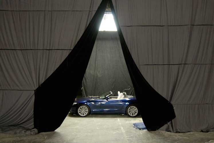 właśnie tyle czasu jeździł po gigantycznym płótnie o wymiarach 60x30 metrów