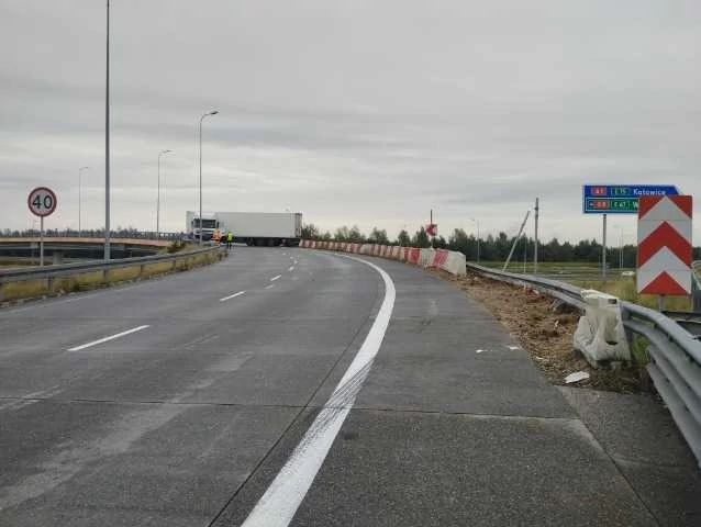 Po wypadku ciężarówka zablokowała ruch na drodze S8 na węźle Łódź Południe