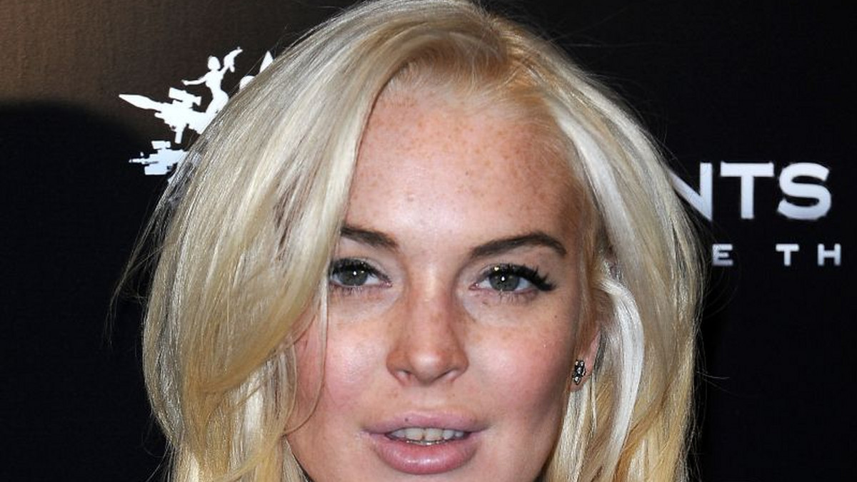 Lindsay Lohan twierdzi, że plotka o tym, że wdała się w bójkę w nocnym klubie to brednie. Aktorka twierdzi, że spędziła cały sobotni wieczór w domu.