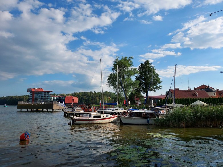 Mikołajki i plaża miejska w tle