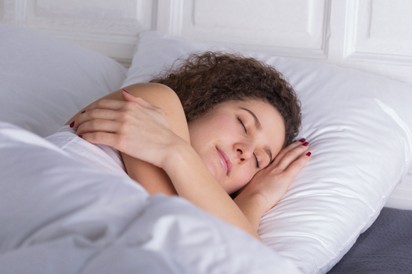 Ilyen pózban feküdjön az ágyban, hogy jól aludjon! Még a nyirokkeringést is befolyásolja