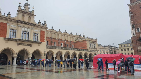 Gigantyczna kolejka na rynku w Krakowie