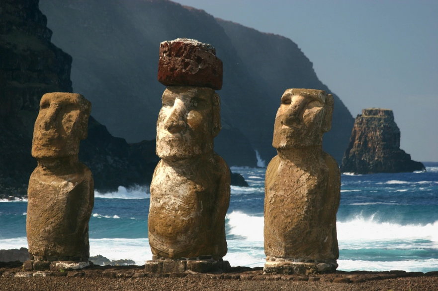 Niektóre posągi moai zostały odrestaurowane po zniszeniu przez tsunami kilkadziesiąt lat temu / fot. Photo ©Tan Yilmaz / Getty Images