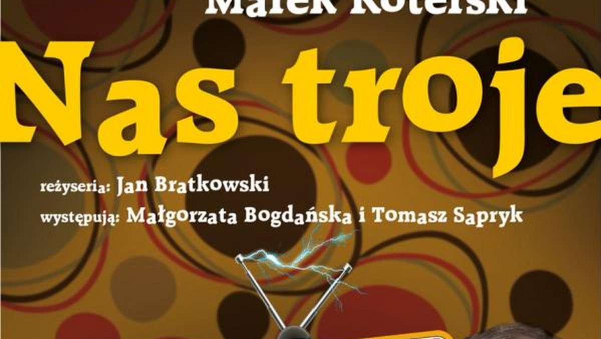 Komedia Marka Koterskiego "Nas troje" opowiada o kryzysie uczuciowym pary współczesnych polskich inteligentów. Ich wrażliwość została zdominowana życiem bohaterów seriali telewizyjnych i reklam. Każde zbliżenie, próby nawiązania wzajemnego kontaktu realizują się rykoszetem odbite od ekranu.