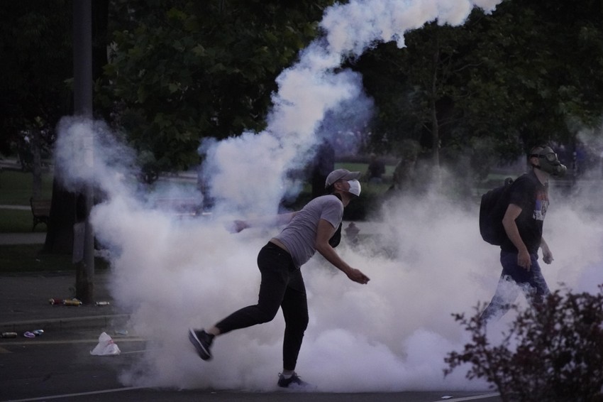 Protest kod Skupštine, suzavac, baklje