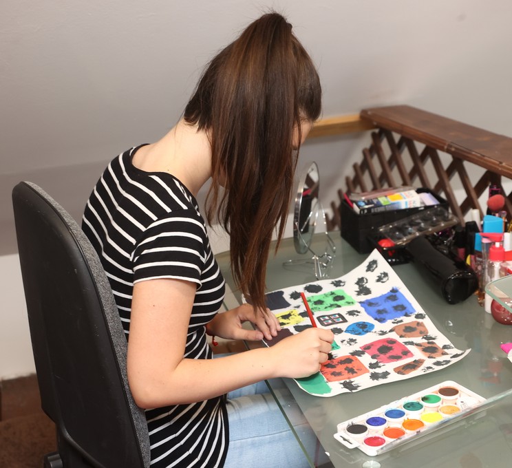 Korina sokat rajzol / Fotó: Pozsonyi Zita