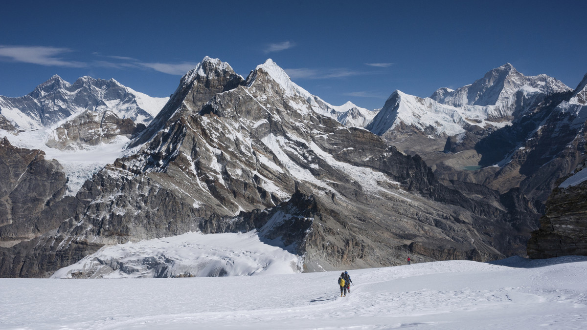 - Na jednym z najbardziej popularnych szlaków trekkingowych w Himalajach w Nepalu, poniżej przełęczy Thorung La o wysokości 5400 m n.p.m., doszło do bardzo nagłego, niespodziewanego załamania pogody. Wystąpiły bardzo obfite opady śniegu oraz zeszła lawina. W czasie tego załamania pogody na przełęczy przebywało prawdopodobnie ponad 100 osób - turystów grupowych i indywidualnych z różnych krajów świata, w tym również spora grupa Polaków - powiedział reporterce KRK FM Sławomir Nosek z biura podróży Gaudeamus. Jak dotąd pojawiły się informacje, że zginęło 12 osób: ośmiu zagranicznych wspinaczy, nepalski przewodnik oraz trzech nepalskich pasterzy. Wśród ofiar jest dwóch Polaków.