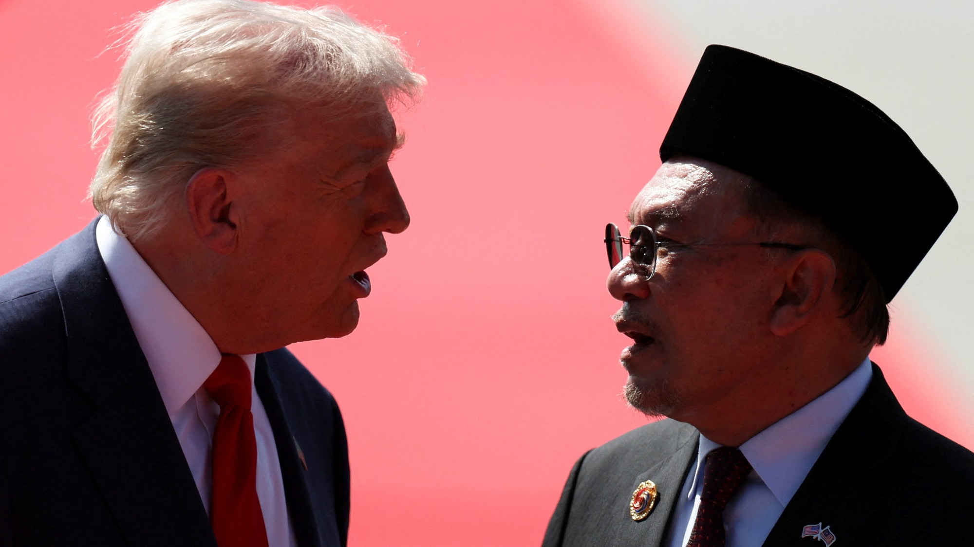 Americký prezident Donald Trump pricestoval do Kuala Lumpuru na 47. samit ASEAN